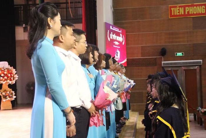 Tân cử nhân tri ân thầy, cô của mình.