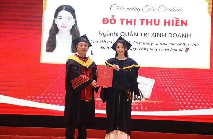 TS Trần Đình Nam - Viện trưởng Viện Kinh tế Bưu điện trao bằng tốt nghiệp cho tân cử nhân.