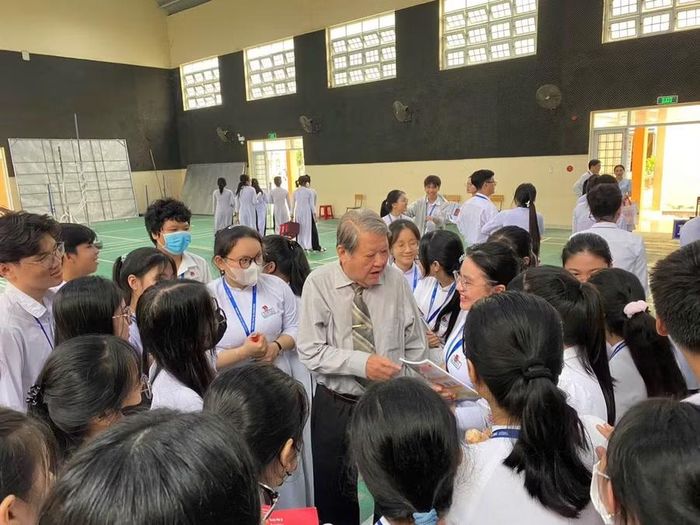 Ông Trần Anh Tuấn tư vấn, định hướng nghề nghiệp cho học sinh.
