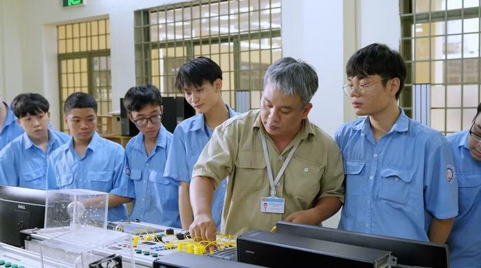 Giảng viên dạy thực hành cho sinh viên Trường Cao đẳng Nghề TPHCM.
