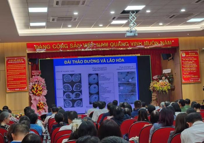 PGS.TS.BS Vũ Thị Thanh Huyền báo cáo chuyên đề.