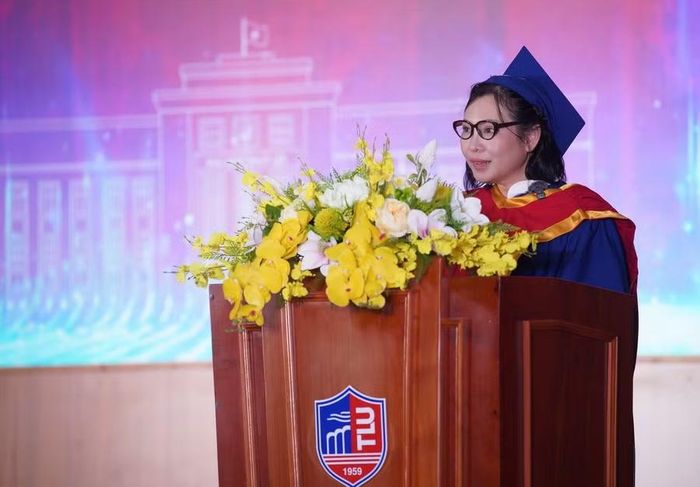Tân tiến sĩ Nguyễn Huỳnh Phương Thảo chia sẻ tại buổi lễ.