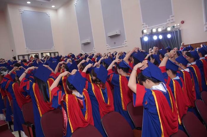 Nghi thức tri ân thầy cô tại Lễ tốt nghiệp – khoảnh khắc các tân khoa bày tỏ lòng biết ơn đối với những người đã tận tâm truyền trao tri thức và đồng hành trong suốt hành trình học tập.