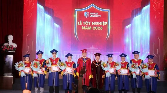 Lãnh đạo Phân hiệu Trường Đại học Thủy lợi tại TP Hồ Chí Minh tặng giấy khen cho các tân khoa