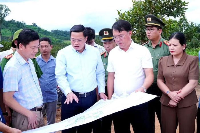 Chủ tịch UBND tỉnh Quảng Ngãi Nguyễn Đức Tâm kiểm tra các trường phổ thông nội trú tại các xã biên giới. Ảnh: Cổng TTĐT Quảng Ngãi
