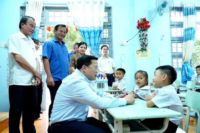 Ông Nguyễn Đức Tâm trò chuyện cùng học sinh. Ảnh: Cổng TTĐT Quảng Ngãi
