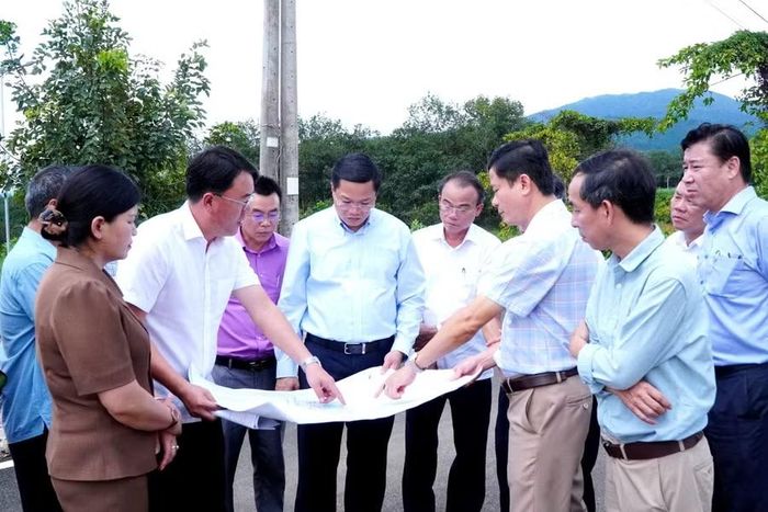 Chủ đầu tư báo cáo về công tác triển khai dự án Trường Phổ thông nội trú Tiểu học & THCS xã Ia Tơi. Ảnh: Cổng TTĐT Quảng Ngãi