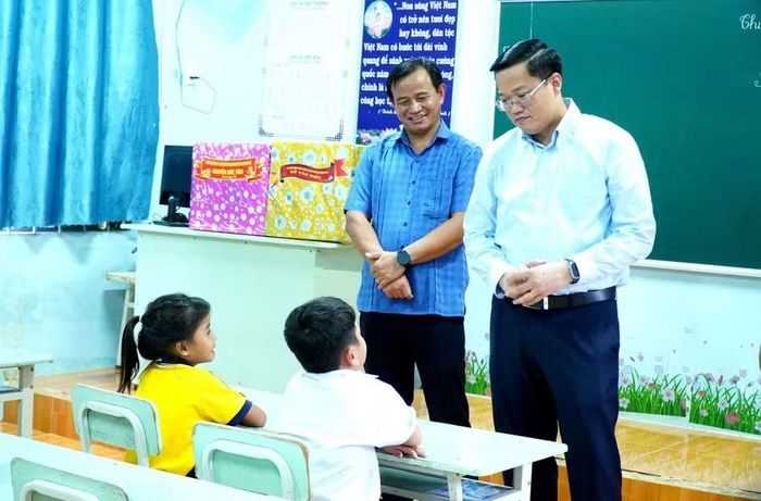 Thăm các học sinh trường vùng biên. Ảnh: Cổng TTĐT Quảng Ngãi