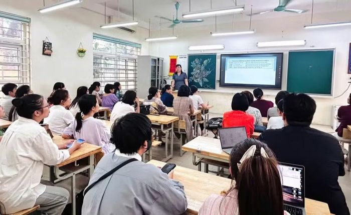 Cô Nguyễn Thị Vân Anh tổ chức họp Tổ Tự nhiên 1 về công tác chuyên môn.