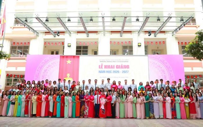 Tập thể cán bộ quản lý, giáo viên Trường THCS Ba Đình.