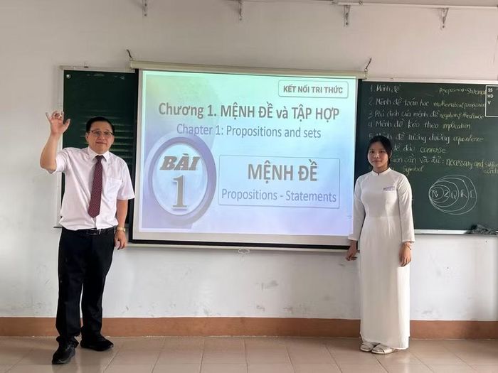 Thầy Vũ Ngọc Hoà và học trò Trường THPT Ngô Quyền trong giờ dạy Toán bằng tiếng Anh.