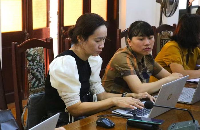 Giáo viên thực hành sử dụng công cụ AI tại buổi tập huấn do Sở GD&ĐT Hưng Yên tổ chức.