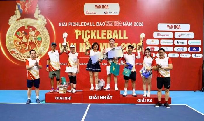 Trao giải Nhất, Nhì, Ba nội dung đôi nam nữ, hạng mục Giải Lãnh đạo.