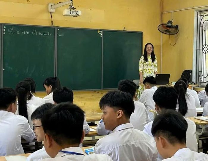 Cô Lê Thị Huyền và học trò trong giờ Vật lí.