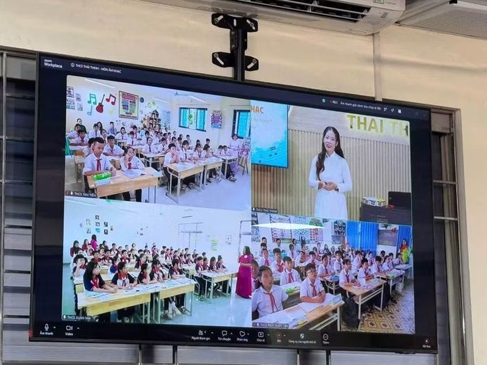 Tiết học được kết nối trực tuyến tới 3 điểm trường khác thuộc xã Xuân Mai, Hà Nội.