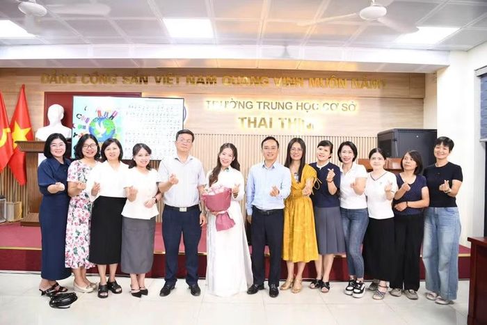 Các thầy cô cùng chụp ảnh lưu niệm sau tiết dạy thử nghiệm.