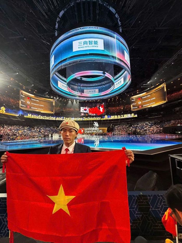 Ông Phú Quy - thí sinh nghề Năng lượng tái tạo giành Huy chương kỹ năng nghề Xuất sắc..