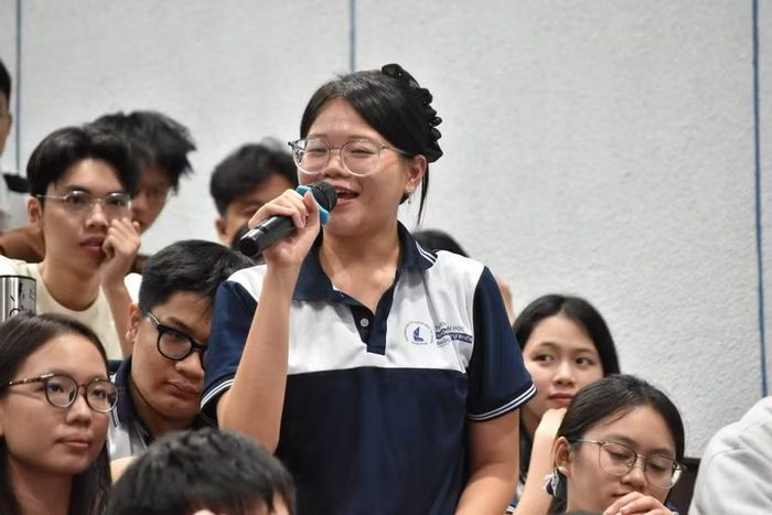 Sinh viên Trường Đại học Khoa học Tự nhiên TPHCM trong buổi sinh hoạt chuyên đề: “Kỹ năng định vị bản thân và xây dựng thương hiệu cá nhân trong kỷ nguyên số”.