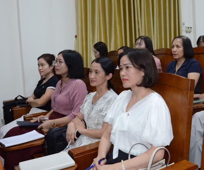 Cô Hoàng Thị Kim Dung - Phó Hiệu trưởng Trường THCS Hồng Châu (phường Hồng Châu, tỉnh Hưng Yên). Ảnh NC.