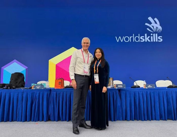 Bà Lê Thị Hằng, Trưởng đoàn Việt Nam và ông David Hoey, Giám đốc điều hành (CEO) của Tổ chức Kỹ năng nghề Thế giới (WorldSkills International).