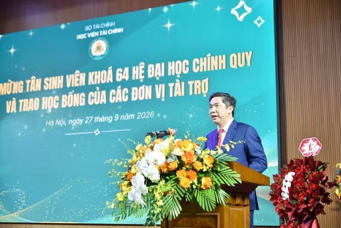 NGƯT.PGS.TS Nguyễn Đào Tùng trao đổi với các tân sinh viên.