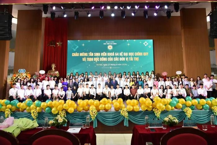 Đại diện các tân sinh viên khóa 64 Học viện Tài chính chụp ảnh cùng các thầy cô.