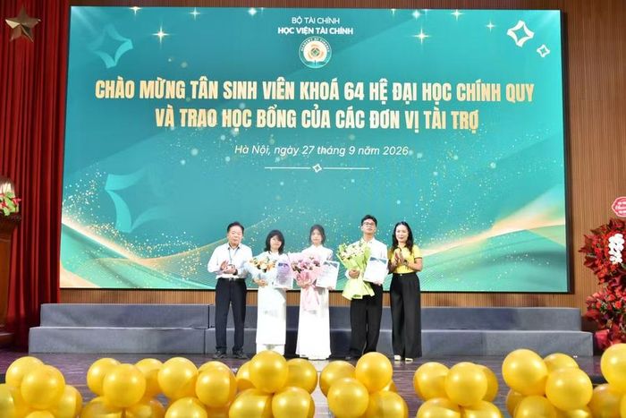 Lãnh đạo Học viện trao học bổng của các đơn vị tài trợ cho các tân sinh viên xuất sắc năm 2026.