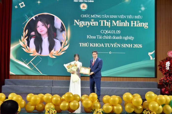 Lãnh đạo Học viện chúc mừng các tân thủ khoa đầu vào năm 2026.