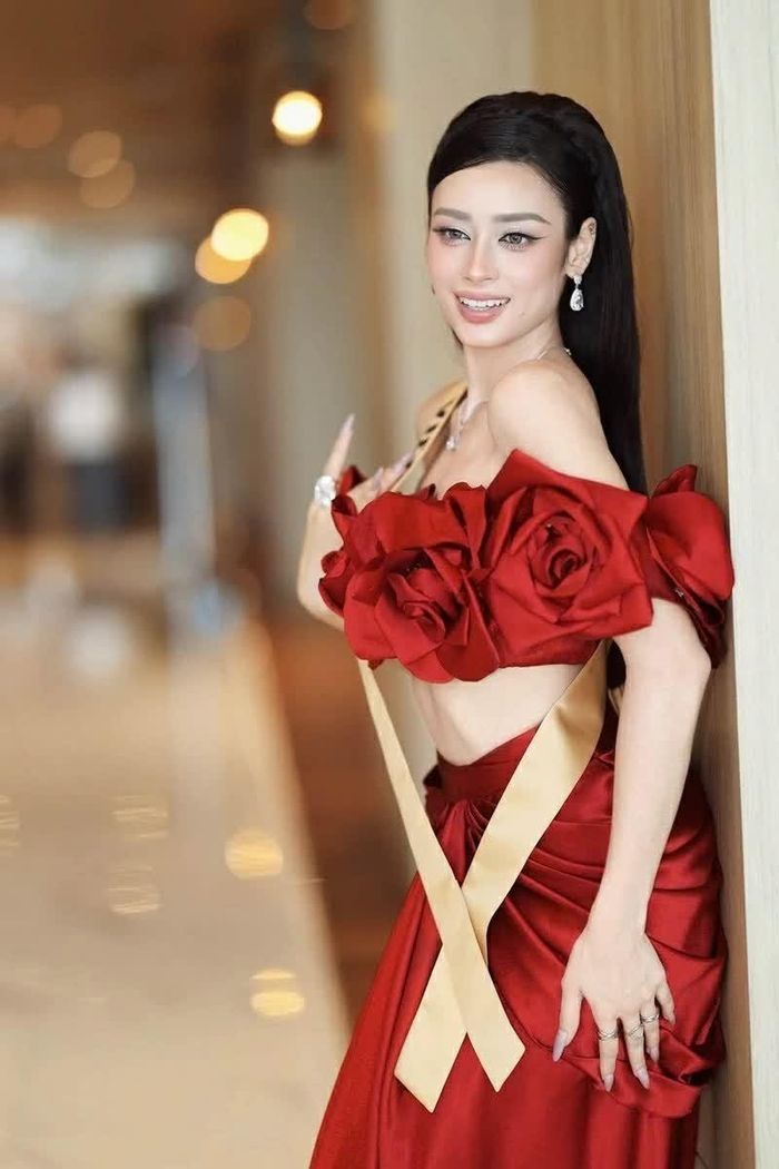 Emoura Phạm cũng tạo dấu ấn bởi khả năng thích nghi và tương tác với các thí sinh. (Nguồn: Vietnamnet)