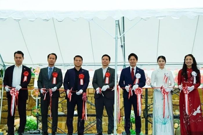 Các đại biểu cắt băng khai mạc Lễ hội Bánh mì Việt Nam tại Nhật Bản. (Ảnh: Nguyễn Tuyến)
