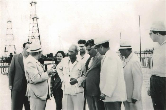Chủ tịch Hồ Chí Minh thăm mỏ dầu ở sát bờ biển Baku, năm 1959. (Nguồn: ĐSQ Azerbaijan tại Việt Nam)