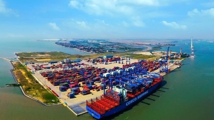 Theo Chủ tịch EuroCham Bruno Jaspaert, Việt Nam cần xây dựng thêm nhiều cảng thủy nội địa với quy mô lớn hơn, kết nối trực tiếp với cảng mới đang xây dựng ở Lạch Huyện. (Nguồn: Báo Hải Phòng)