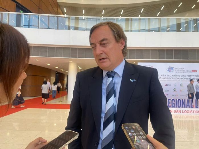Chủ tịch EuroCham Bruno Jaspaert chia sẻ với báo chí bên lề Diễn đàn Logistics Vùng lần VII 2026, ngày 21/9 tại Hải Phòng.