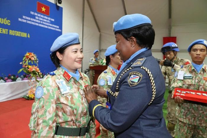 Phái bộ An ninh lâm thời Liên hợp quốc tại Abyei đã trao Huy chương “Vì sự nghiệp gìn giữ hòa bình Liên hợp quốc” cho 184 cán bộ, nhân viên Đội Công binh số 4 cùng các sĩ quan cá nhân đang làm nhiệm vụ tại Phái bộ, nhằm ghi nhận những đóng góp của lực lượng gìn giữ hòa bình Việt Nam, tháng 7/2026. (Nguồn: Cục Gìn giữ hòa bình)
