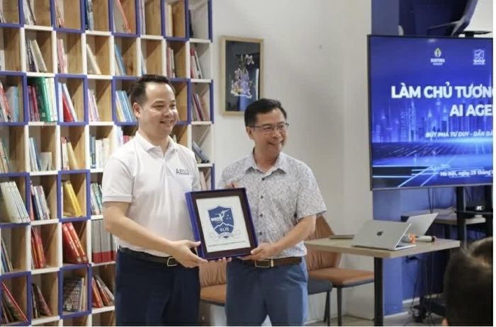 Ông Nguyễn Văn Dũng, Chủ tịch sáng lập và điều hành Havina Group (bên trái), cũng tham gia trao đổi với các chuyên gia tại chương trình Làm chủ tương lai cùng AI Agent.