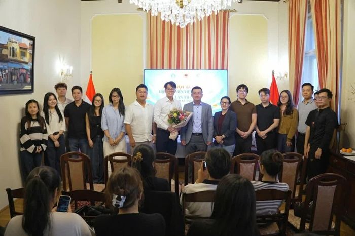 Đại sứ Việt Nam tại Cộng hòa Áo Vũ Lê Thái Hoàng tặng hoa chúc mừng Đại hội. (Nguồn: Đại sứ quán Việt Nam tại Áo)