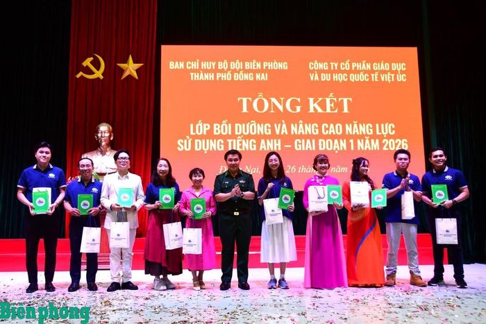 Đại tá Nguyễn Anh Đức, Chỉ huy trưởng Ban Chỉ huy Bộ đội Biên phòng thành phố Đồng Nai tặng quà cán bộ, giảng viên Công ty Cổ phần Giáo dục và Du học quốc tế Việt Úc. Ảnh: Văn Thịnh