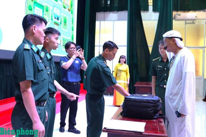 Trong quá trình học, các học viên được thực hành quy trình làm thủ tục tại các cửa khẩu. Ảnh: Nguyễn Cường