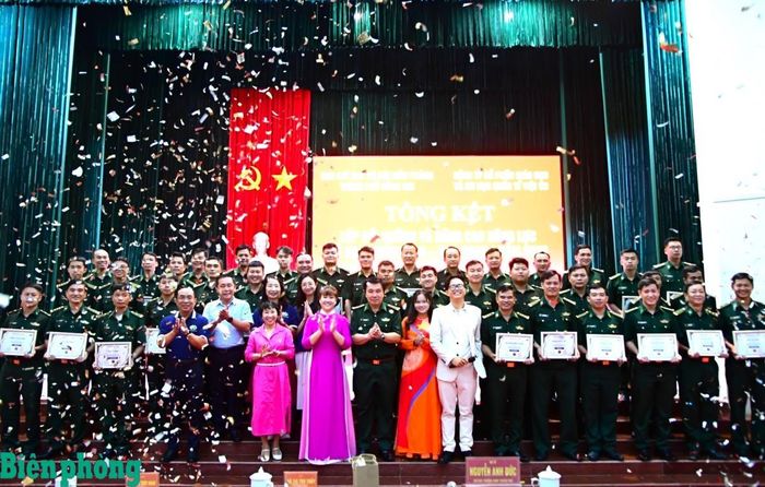 Đại tá Nguyễn Anh Đức, Chỉ huy trưởng Ban Chỉ huy Bộ đội Biên phòng thành phố Đồng Nai và lãnh đạo Công ty Cổ phần Giáo dục và Du học quốc tế Việt Úc tổ chức tổng kết và trao chứng chỉ cho các học viên. Ảnh: Văn Thịnh