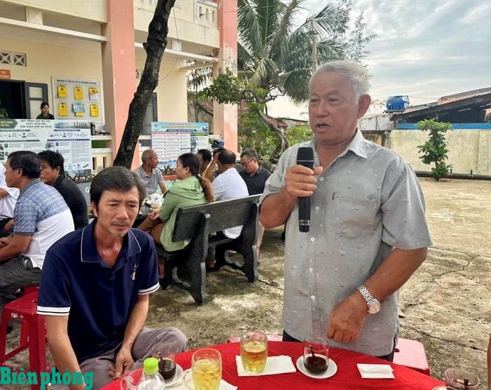 Ngư dân trao đổi những thông tin liên quan đến quá trình khai thác hải sản trên biển. Ảnh: Tố Như
