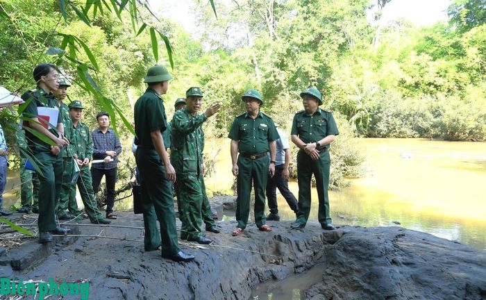 Đoàn công tác của Bộ Tư lệnh Bộ đội Biên phòng khảo sát các địa điểm dự kiến xây dựng các công trình thuộc Chương trình mục tiêu quốc gia tại khu vực biên giới tỉnh Đắk Lắk. Ảnh: Ngọc Lân