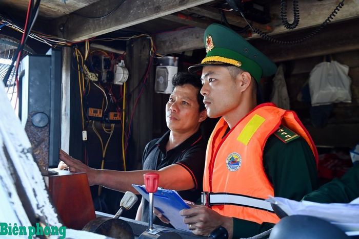 Cán bộ Bộ đội Biên phòng thành phố Huế kiểm tra thiết bị VMS trên tàu cá của ngư dân. Ảnh: Võ Tiến