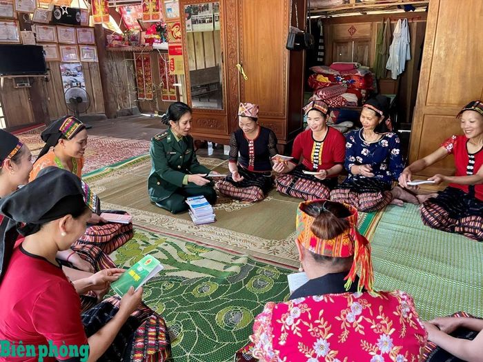 Bộ đội Biên phòng tỉnh Nghệ An tham gia tham gia một buổi sinh hoạt của Câu lạc bộ “Phụ nữ tham gia bảo vệ chủ quyền lãnh thổ, an ninh biên giới”. Ảnh: Lê Thạch