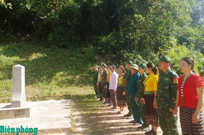 Hội viên Câu lạc bộ “Phụ nữ tham gia bảo vệ chủ quyền lãnh thổ, an ninh biên giới” xã Thông Thụ tham gia tuần tra biên giới cùng cán bộ, chiến sĩ Đồn Biên phòng Thông Thụ, Bộ đội Biên phòng tỉnh Nghệ An. Ảnh: Lê Thạch