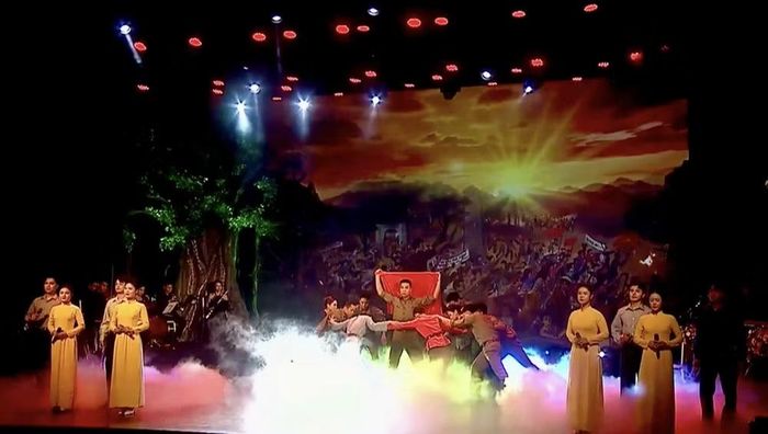 Chương trình mang đến những tiết mục âm nhạc gắn liền với những cột mốc cách mạng. Ảnh: Thuỵ Du