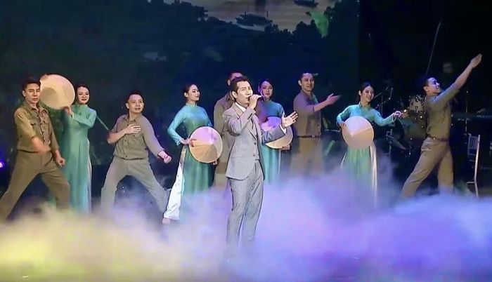 Chương trình có sự tham gia biểu diễn của các giọng ca được yêu mến. Ảnh: Thuỵ Du