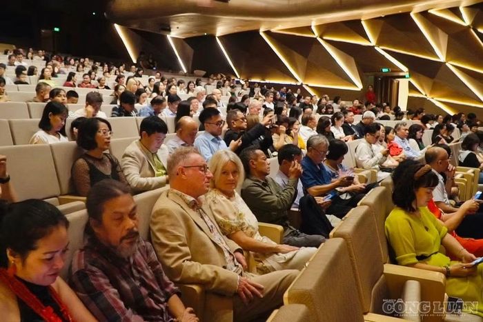 Đông đảo khán giả đón xem vở opera "Tosca"
