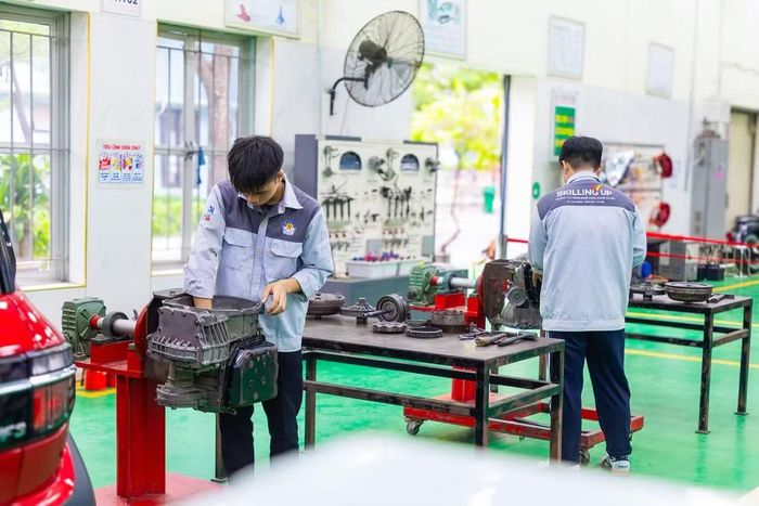 Ở lĩnh vực năng lượng, danh mục bổ sung nghề Lắp đặt và bảo trì hệ thống năng lượng tái tạo; Vận hành nhà máy điện gió, điện mặt trời. Ảnh: HNIVC