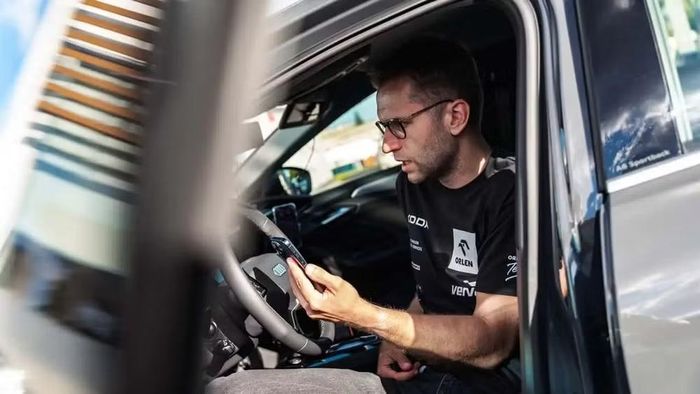 Tay đua Miko Marczyk thực hiện hành trình lập kỷ lục cùng Audi A6 Sportback e-tron. Ảnh: Audi