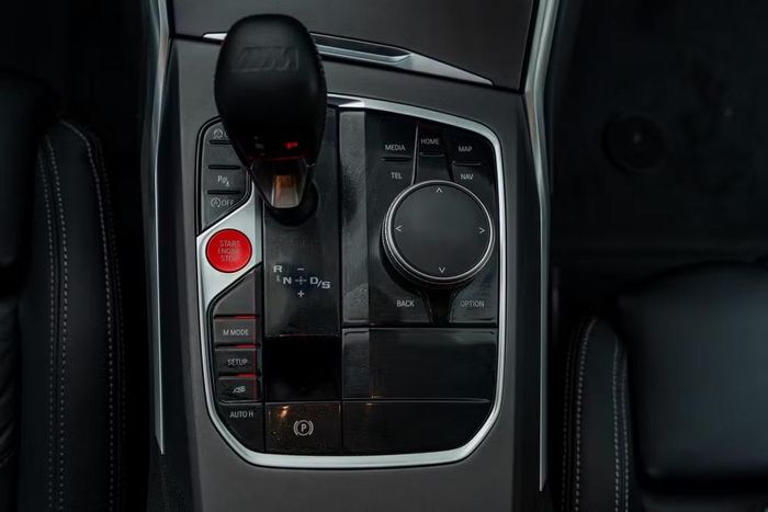 Mẫu xe trang bị hai tuỳ chọn hộp số sàn và tự động - Ảnh: Thaco Auto